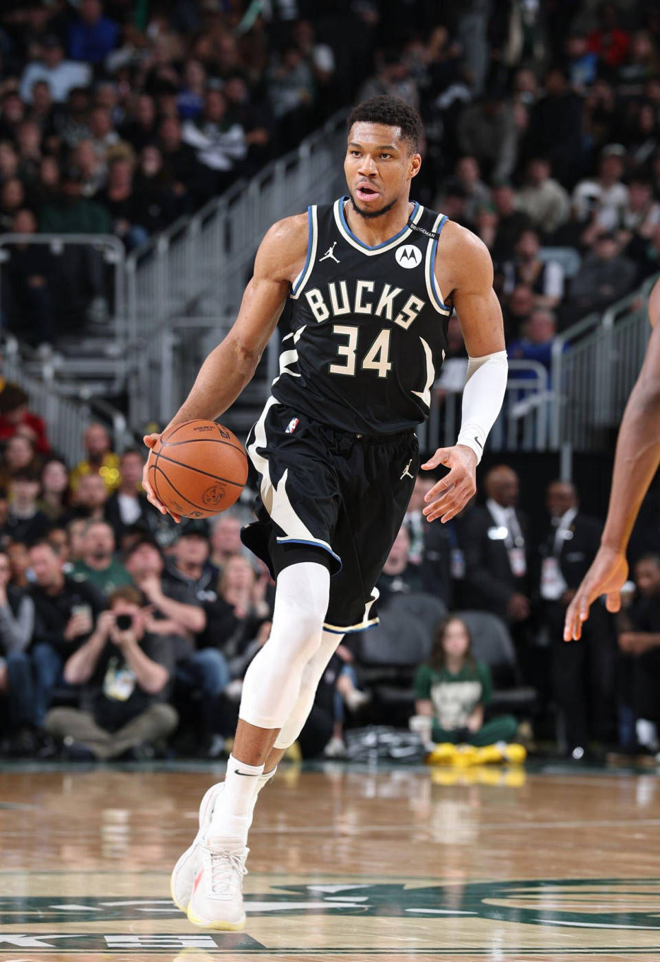 关于九游欢乐APP：NBA联盟公布新赛季最佳防守球员候选名单：字母哥在列的信息