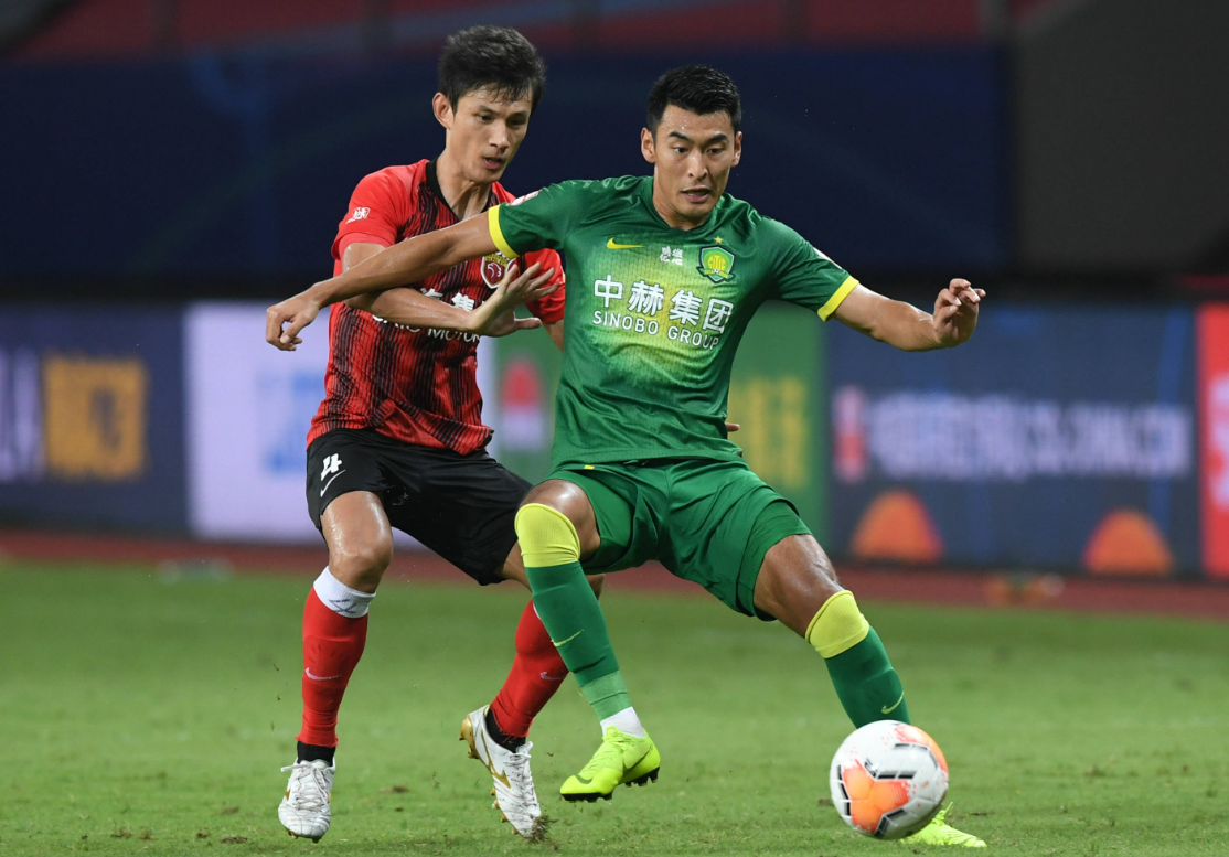 九游欢乐官方网站:某国脚深夜“约会嫩模”，球迷：这体力留着踢球不好吗？