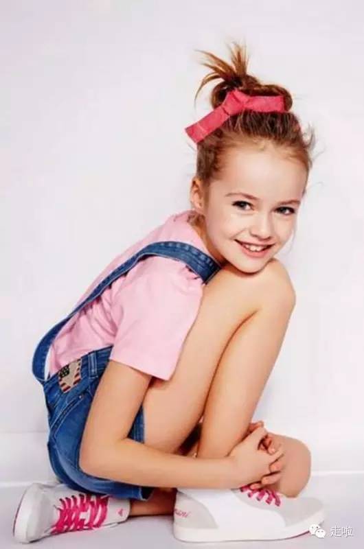 九游欢乐官方网站:某国脚深夜“约会嫩模”，球迷：这体力留着踢球不好吗？