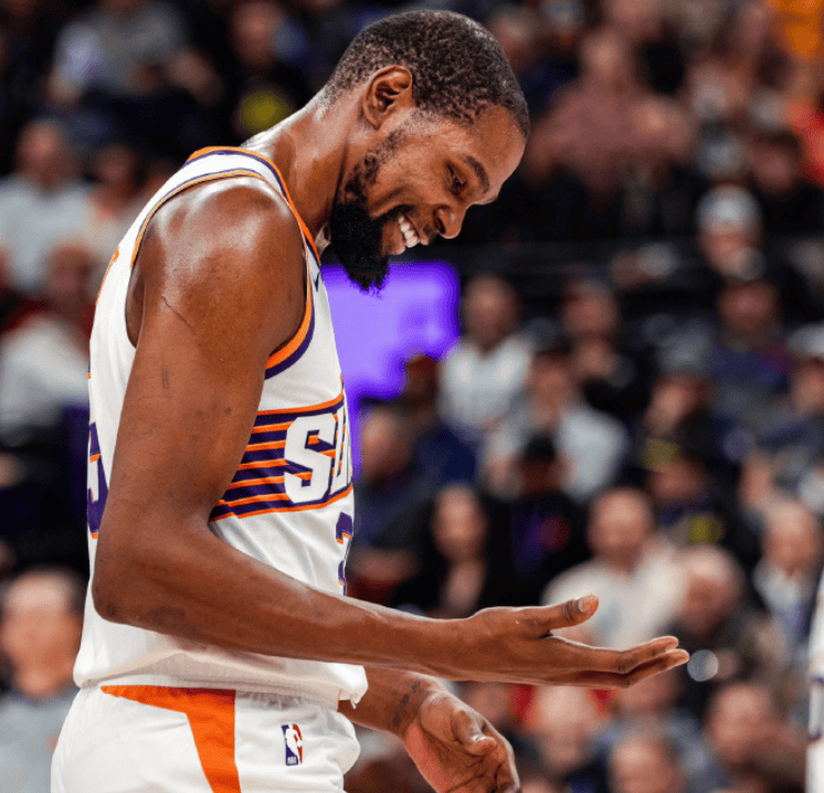 九游欢乐APP：战术分析：太阳队如何利用杜兰特、布克和比尔的进攻火力，统治比赛？的简单介绍